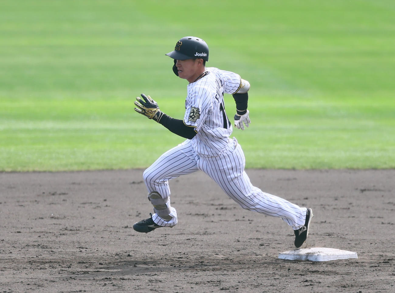 紅白戦　5回裏白組無死、右翼線に三塁打を放ち二塁を回る福島（撮影・藤尾明華）