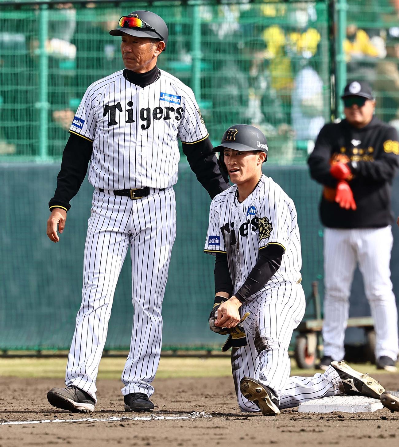 紅白戦　5回裏白組無死、三塁打を放った福島（右）と田中コーチ（撮影・上田博志）