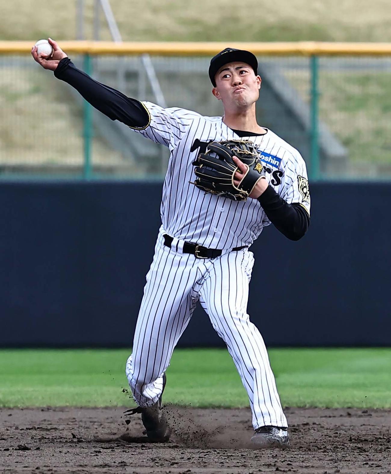紅白戦　6回表紅組無死、佐野は熊谷の遊ゴロを軽快にさばく（撮影・上田博志）