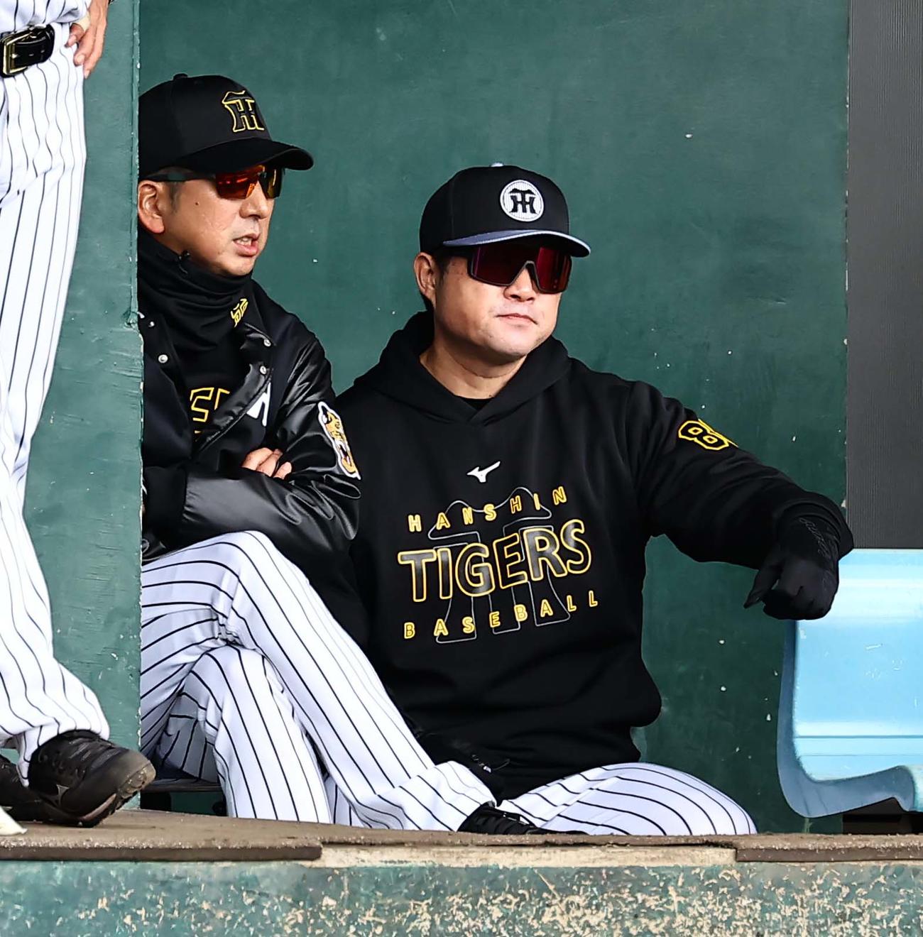 紅白戦　安藤コーチ（右）と話をする藤川監督（撮影・上田博志）