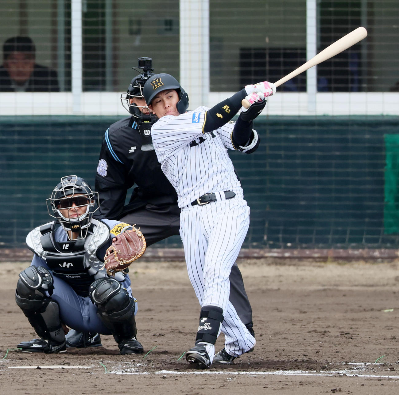 紅白戦　3回裏白組1死、梅野は左翼線に二塁打を放つ（撮影・加藤哉）