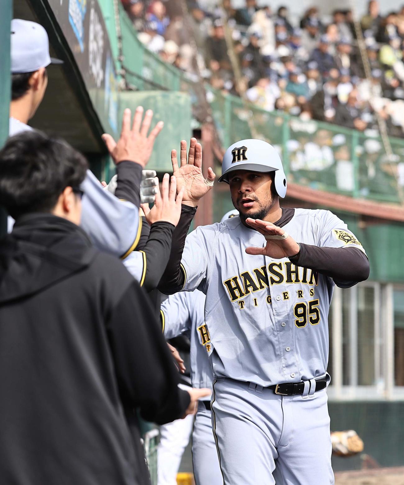紅白戦　3回表紅組2死満塁、野口の中前2点適時打で生還したヘルナンデスはナインの出迎えを受ける（撮影・上田博志）