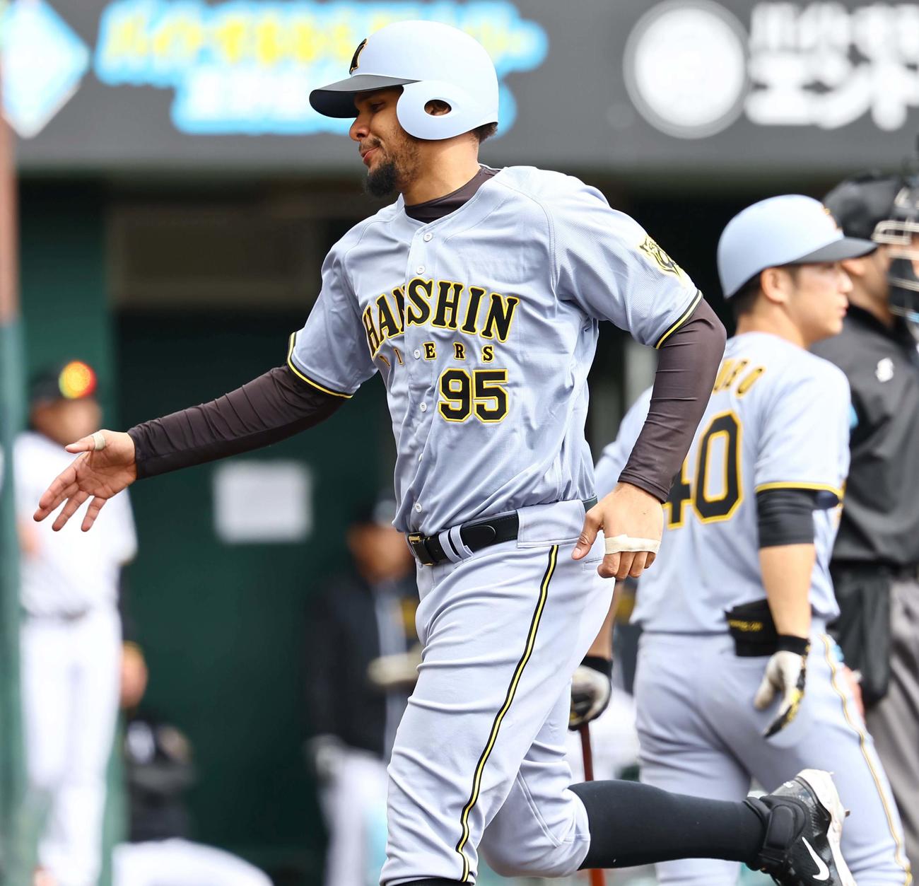 紅白戦　3回表紅組2死満塁、野口の中前2点適時打で生還するヘルナンデス（撮影・上田博志）