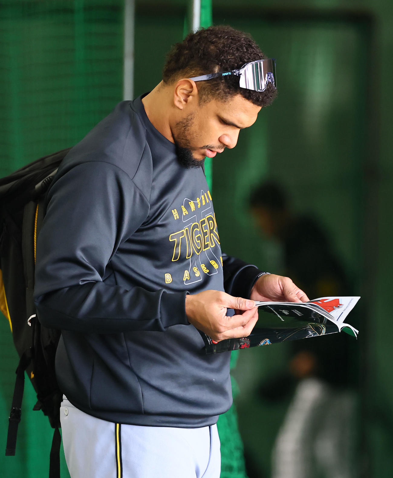 スラッガーのカタログを見る阪神ヘルナンデス（撮影・藤尾明華）