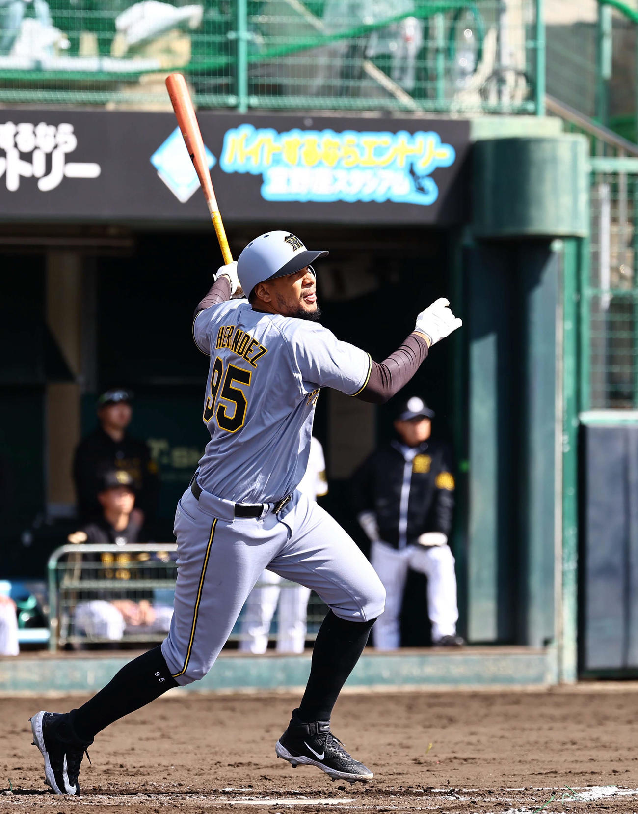 紅白戦　3回表紅組1死一、二塁、ラモン・ヘルナンデスは右越えに適時二塁打を放つ（撮影・上田博志）