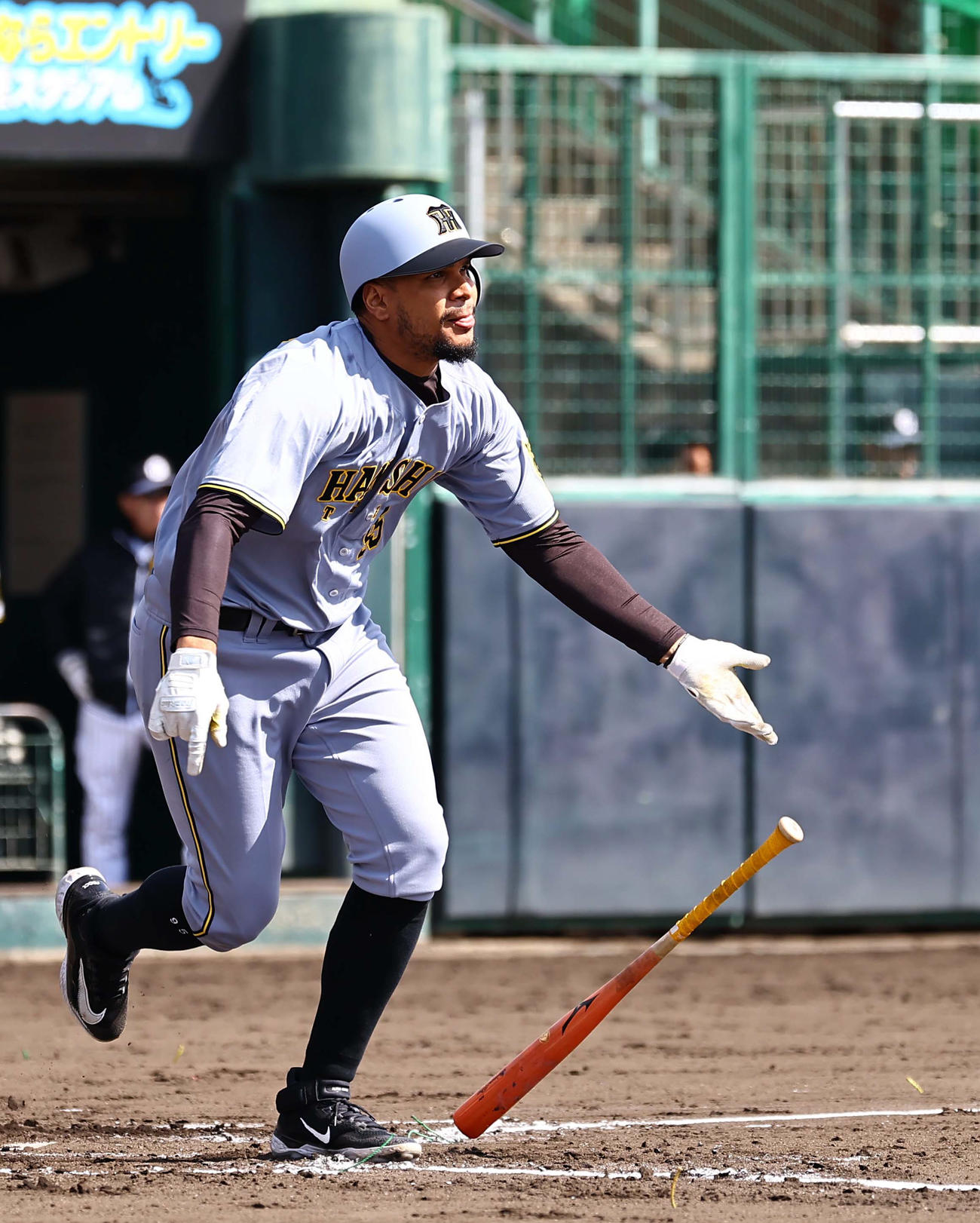 紅白戦　3回表紅組1死一、二塁、ラモン・ヘルナンデスは右越えに適時二塁打を放つ（撮影・上田博志）