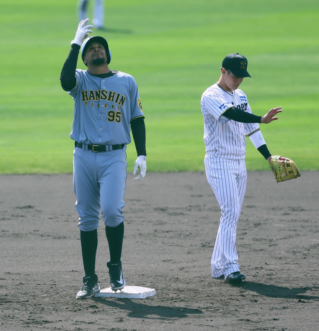 紅白戦　3回表紅組1死一、二塁、ヘルナンデスは右越えに適時二塁打を放ちポーズをとる（撮影・藤尾明華）