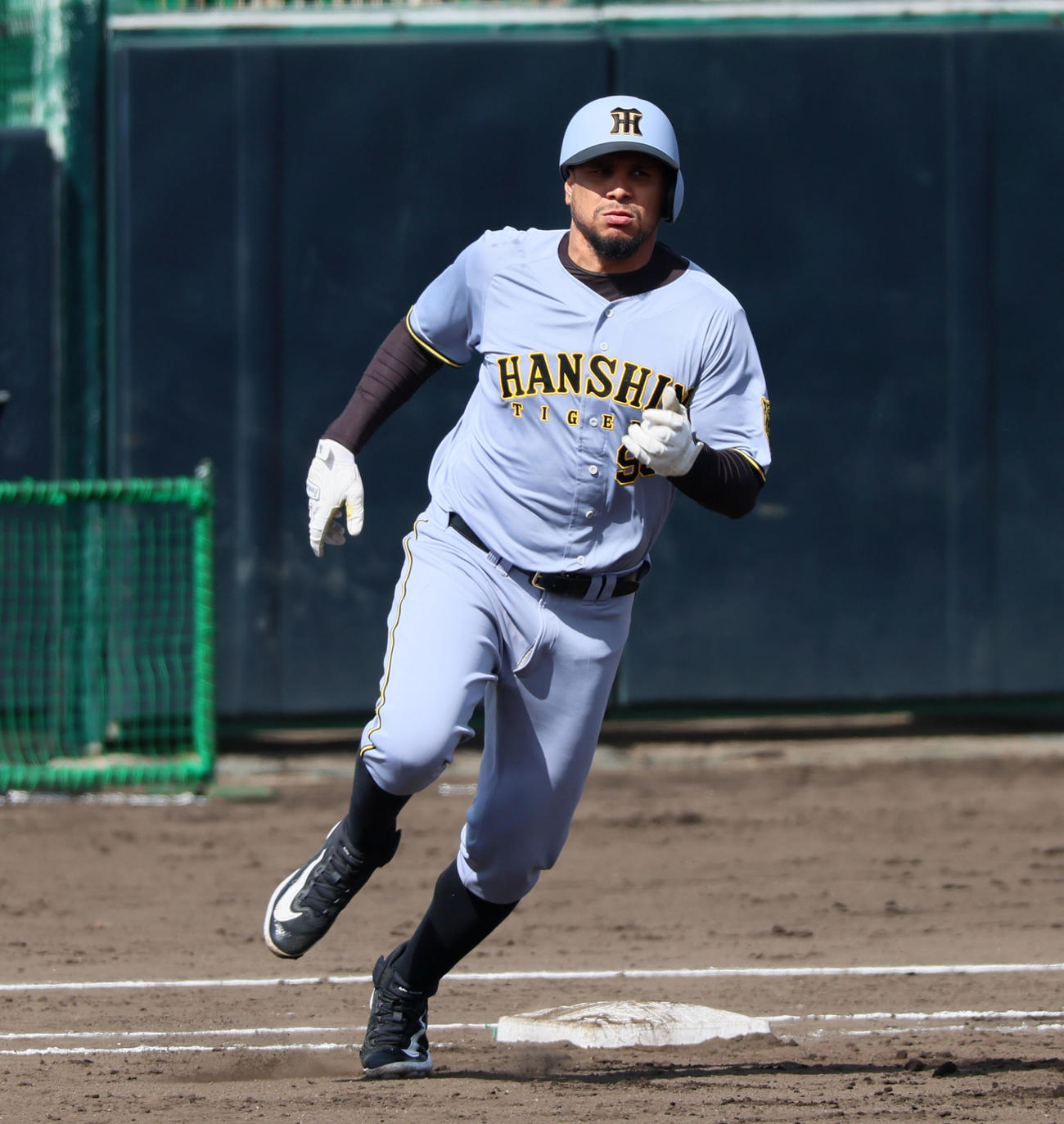 紅白戦　3回表紅組1死一、二塁、ヘルナンデスは右へ適時二塁打を放つ（撮影・加藤哉）