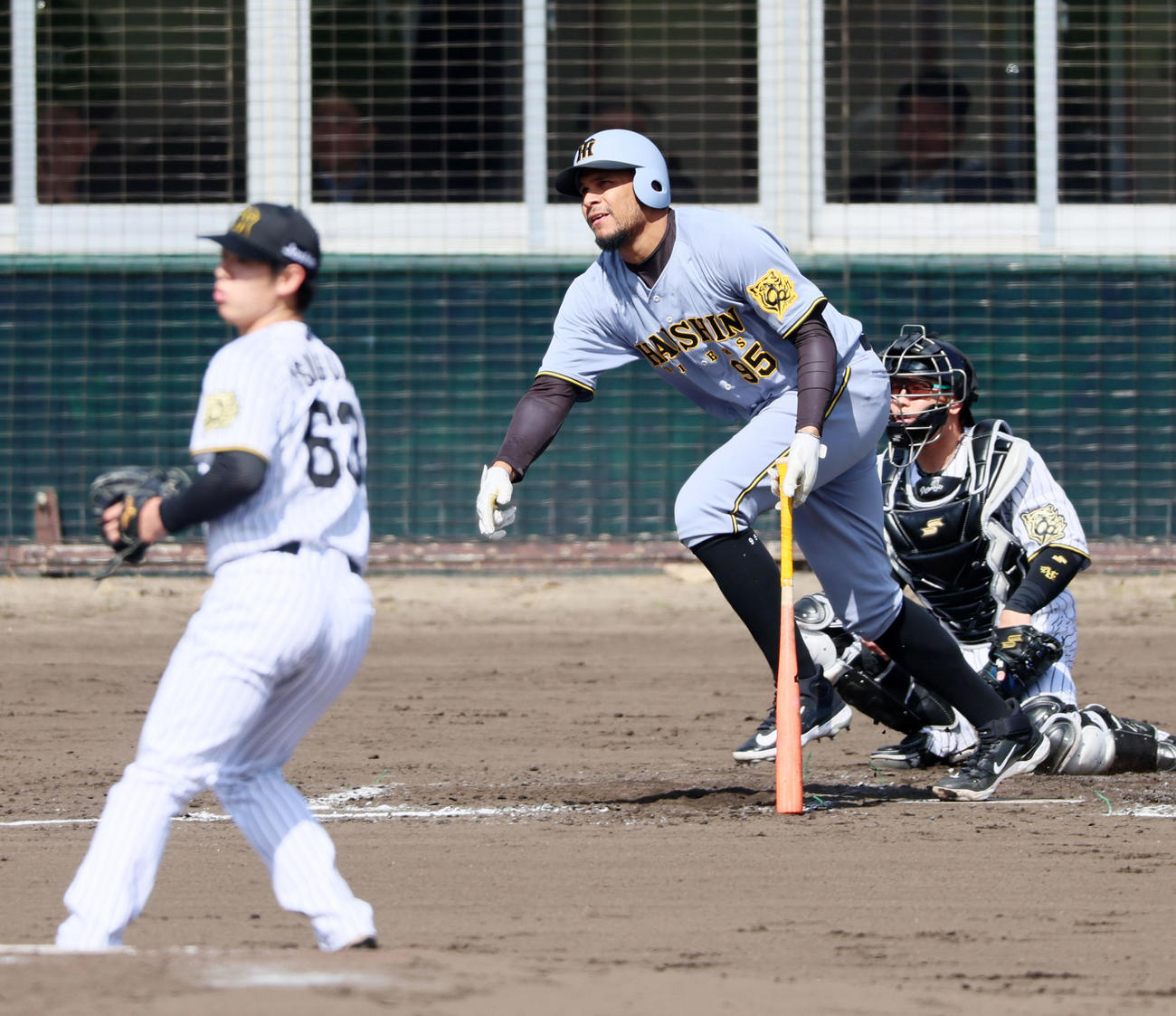 紅白戦　3回表紅組1死一、二塁、ヘルナンデスは右へ適時二塁打を放つ。投手石黒（撮影・加藤哉）