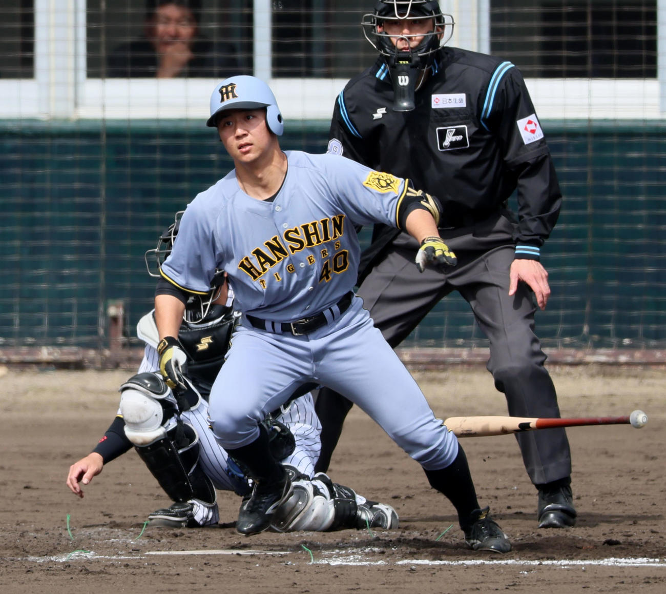 紅白戦　3回表紅組2死一、三塁、井坪は中前適時打を放つ（撮影・加藤哉）