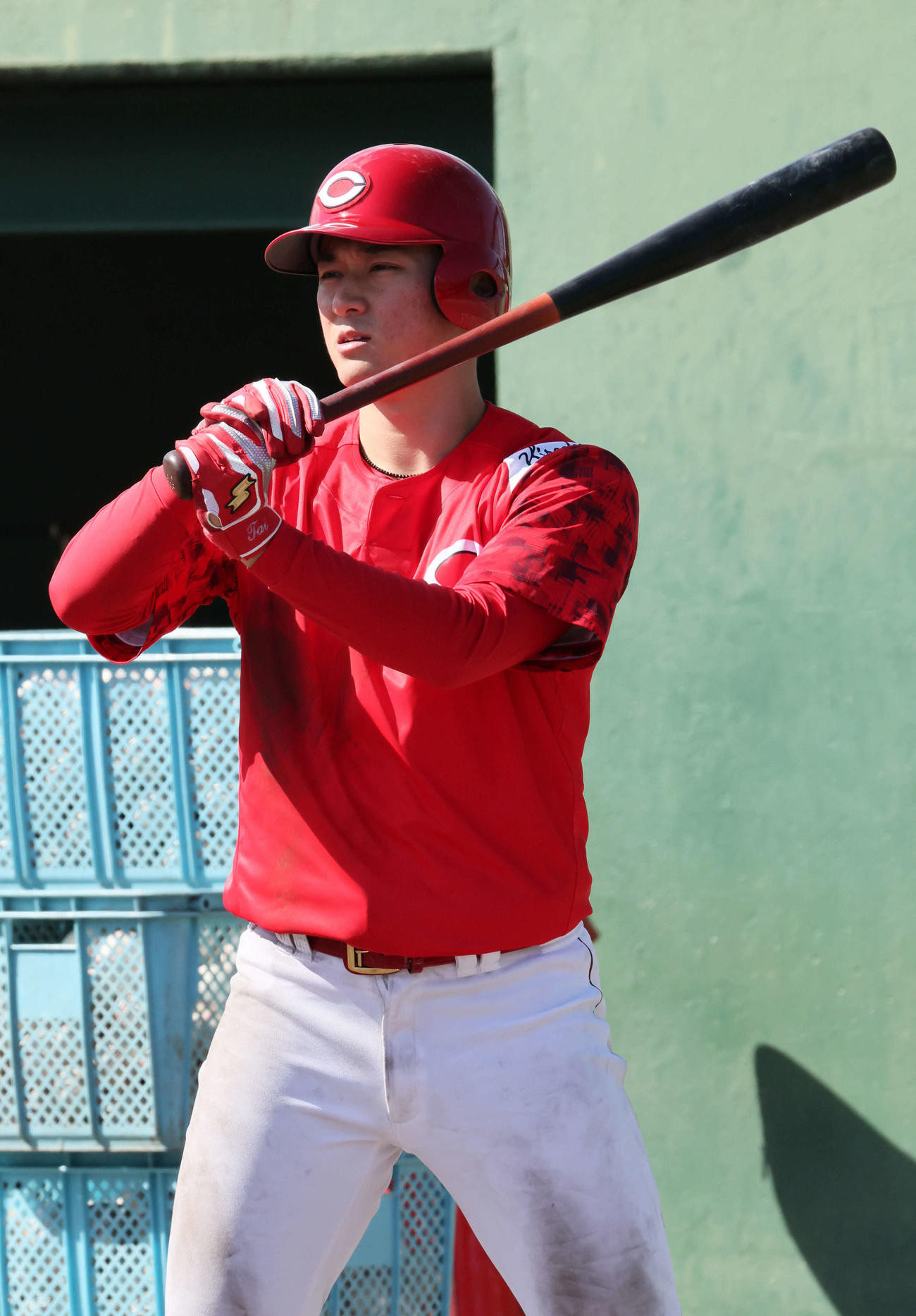 ティー打撃練習をするドラフト1位の佐々木（撮影・加藤孝規）