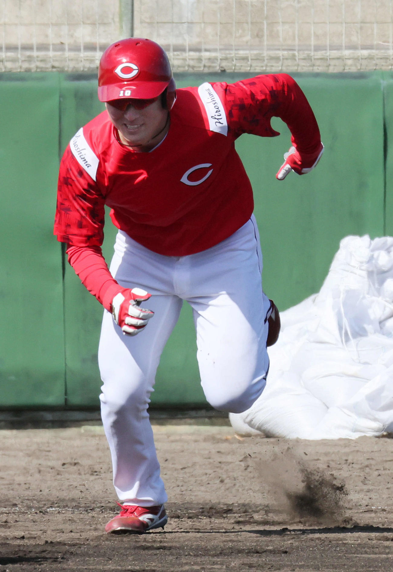 走塁練習をするドラフト1位の佐々木（撮影・加藤孝規）