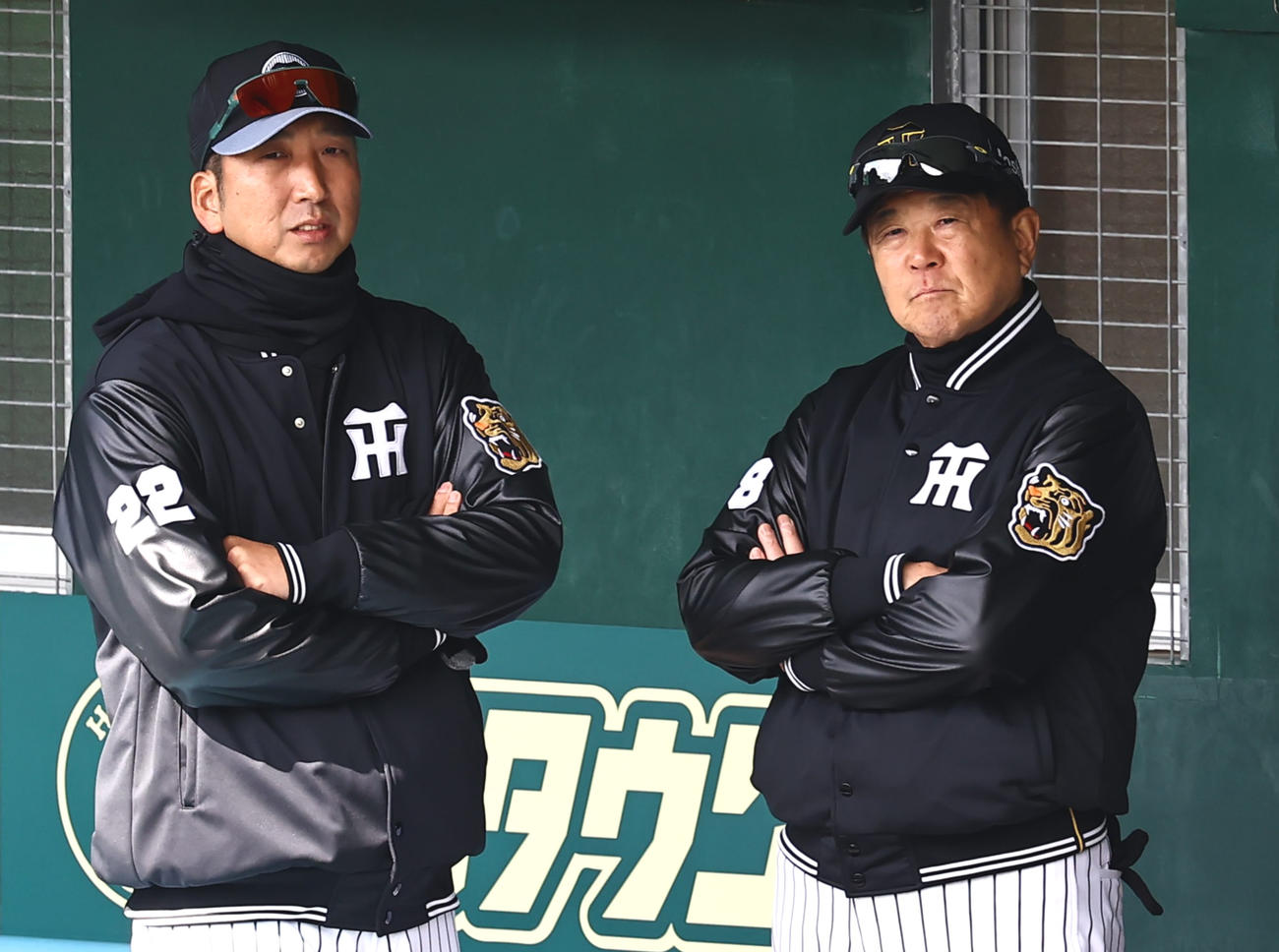 藤川監督（左）は平田2軍監督と話をする（撮影・上田博志）