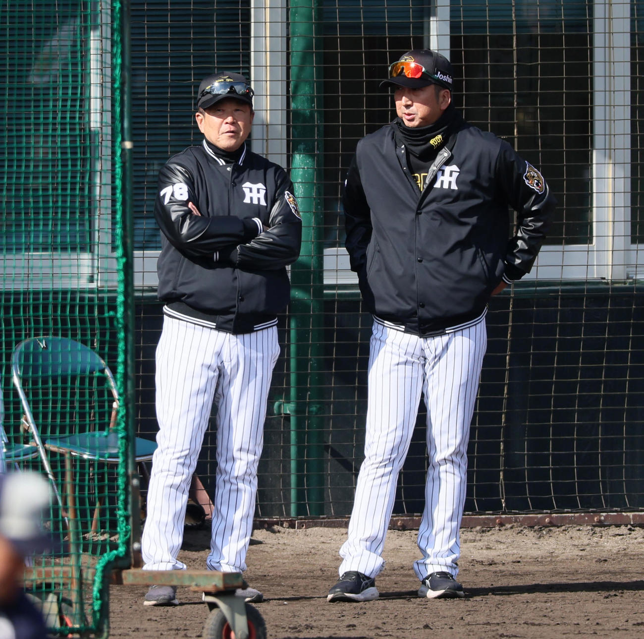 紅白戦を終え平田2軍監督（左）と話し込む藤川監督（2025年2月8日撮影）