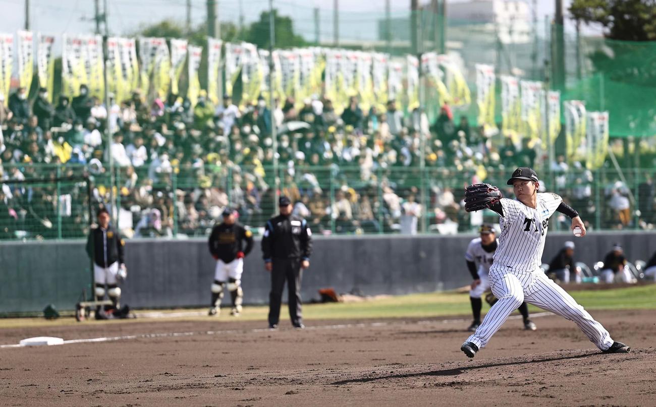 紅白戦　大勢のファンを背に力投する門別（撮影・上田博志）