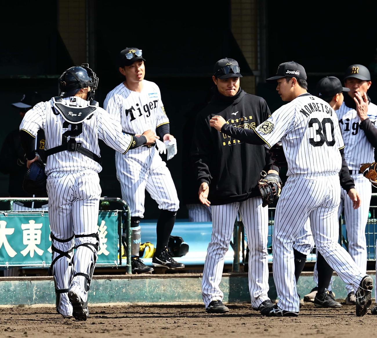 紅白戦　2回無失点と好投した門別（右）は梅野とグータッチ（撮影・上田博志）