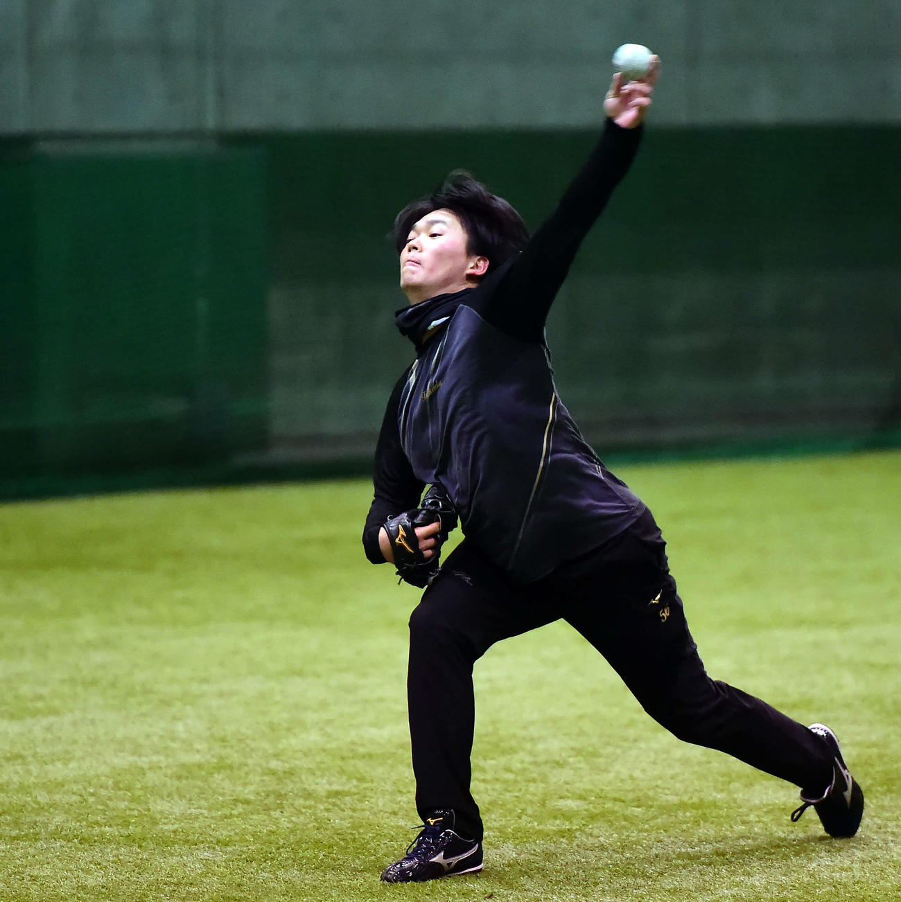 1月30日、自主トレでキャッチボールをするオイシックス高田