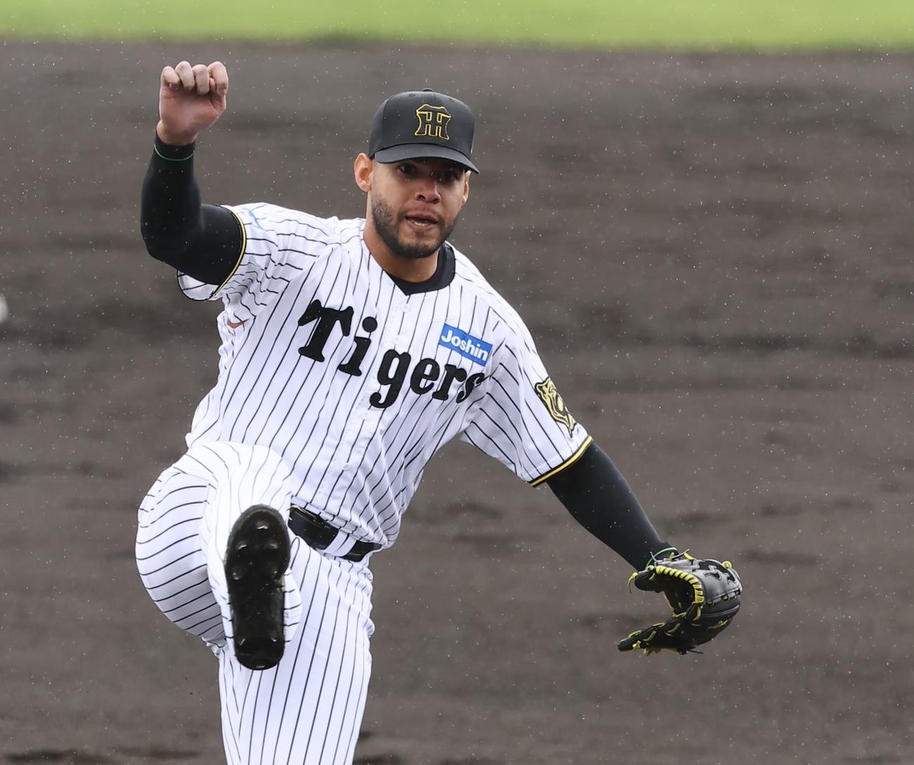 紅白戦　2回、2番手で登板した白組ベタンセス（撮影・藤尾明華）