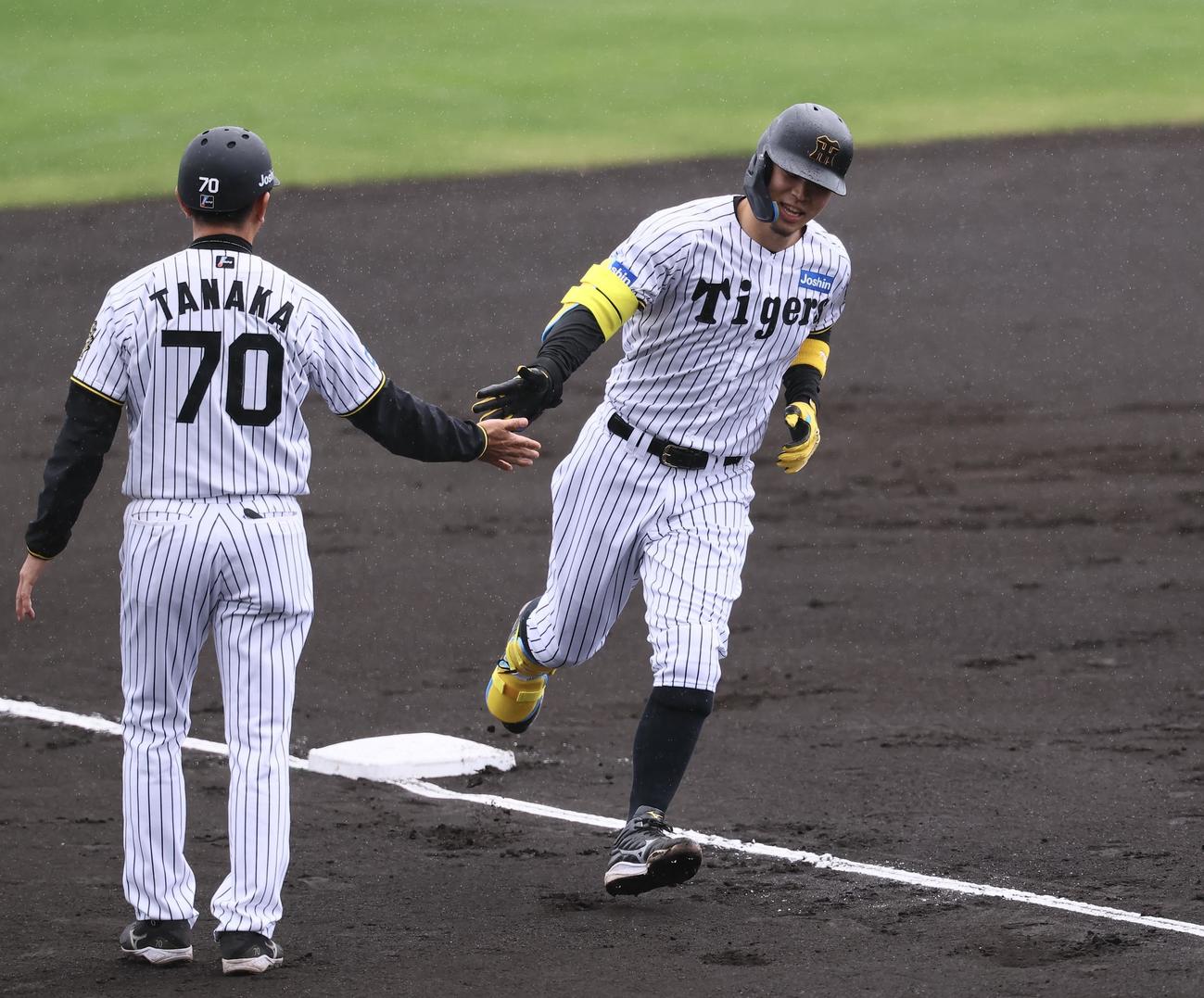 紅白戦　1回、右越えに先制の2点本塁打を放ち三塁を回る白組佐藤輝（撮影・藤尾明華）