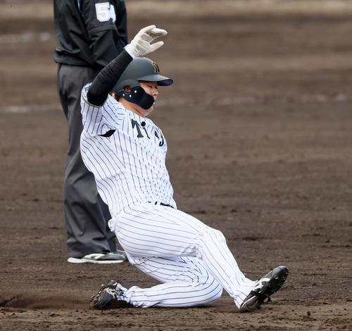 紅白戦　5回裏白組2死一塁、一塁走者楠本は二塁盗塁を決める（撮影・加藤哉）
