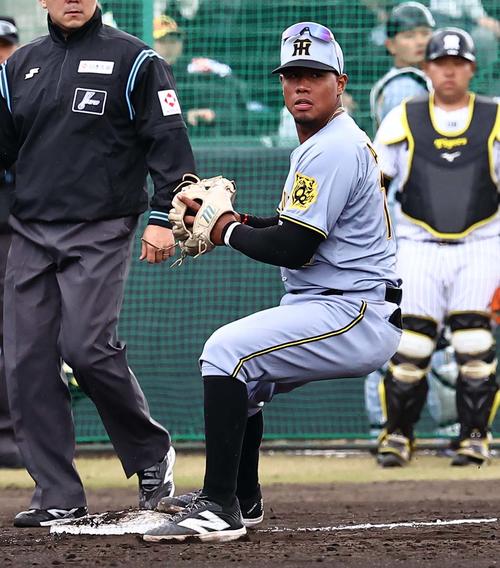 紅白戦　4回裏白組1死一、二塁、アルナエスは井坪の三ゴロをさばき併殺とする（撮影・上田博志）