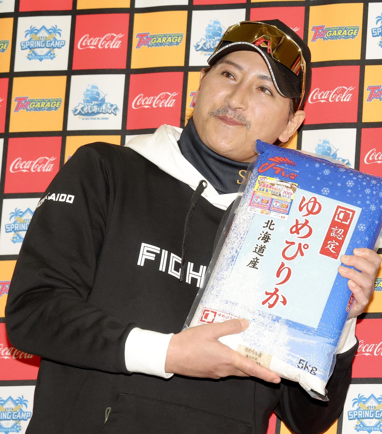 北海道米ゆめぴりかを手に写真に納まる日本ハム新庄監督（撮影・河田真司）