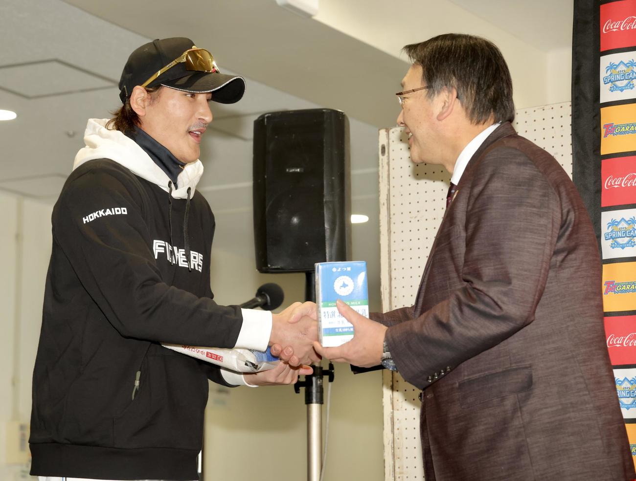 ホクレン農業協同組合連合会徳田代表理事副会長（右）と握手を交わす日本ハム新庄監督（撮影・河田真司）
