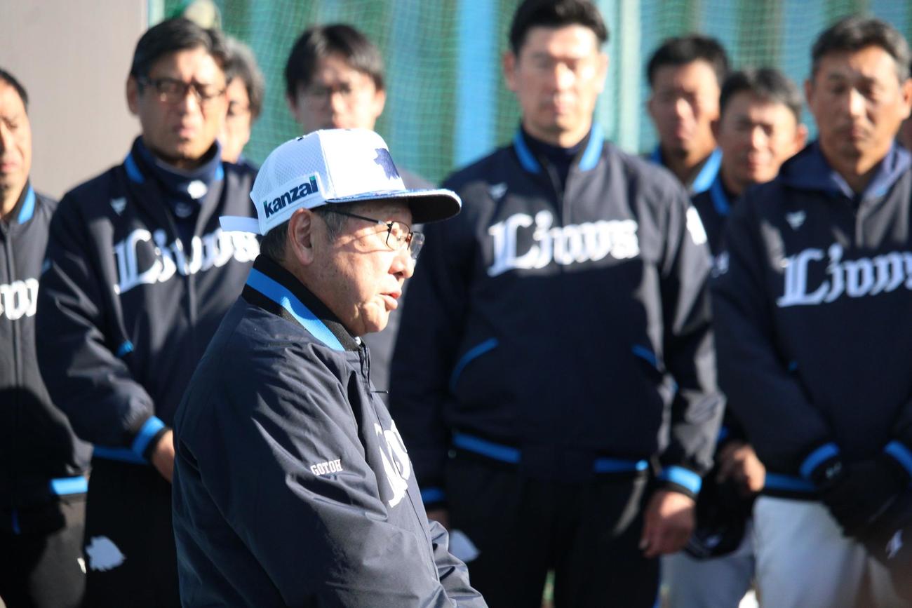 南郷キャンプに訪れチームに訓示を行う西武後藤オーナー（撮影・金子真仁）