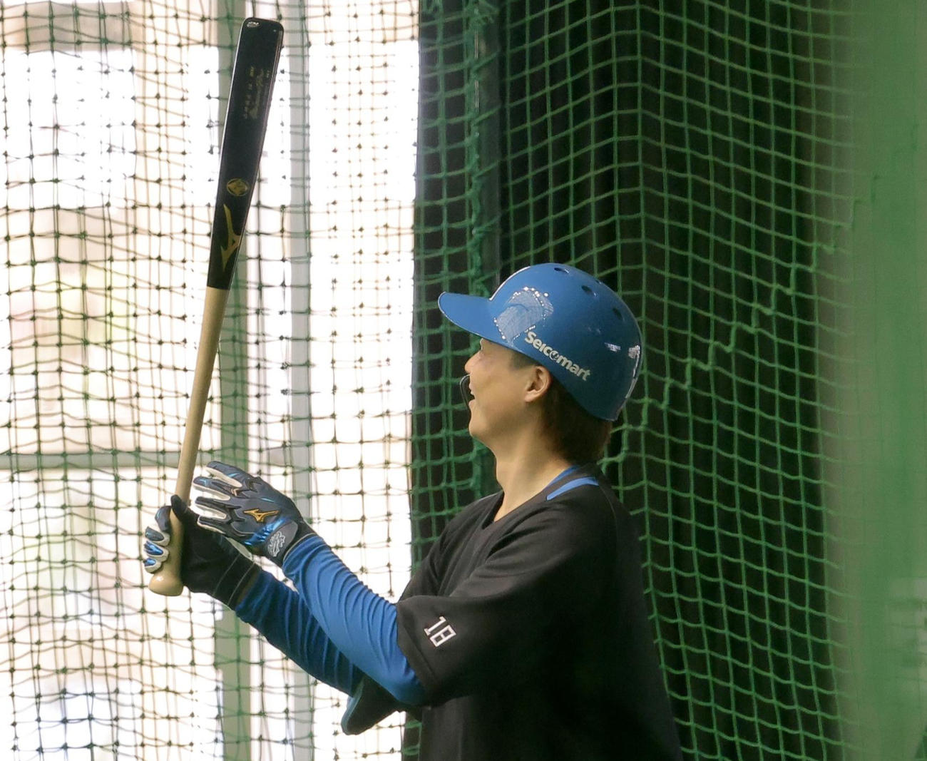 室内打撃練習で、折れたバットを見つめる日本ハム山崎（撮影・河田真司）