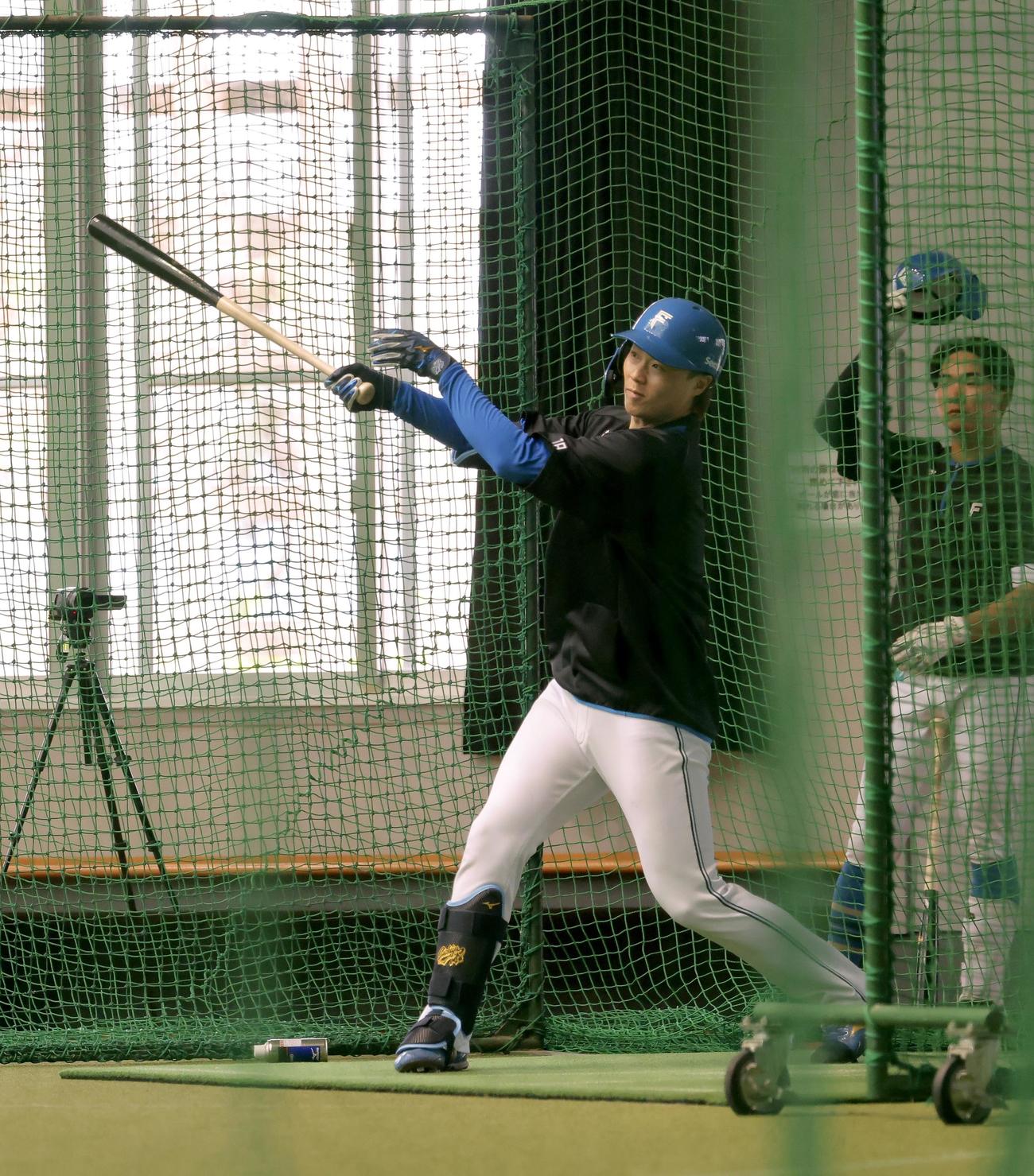 室内打撃練習する日本ハム山崎（撮影・河田真司）