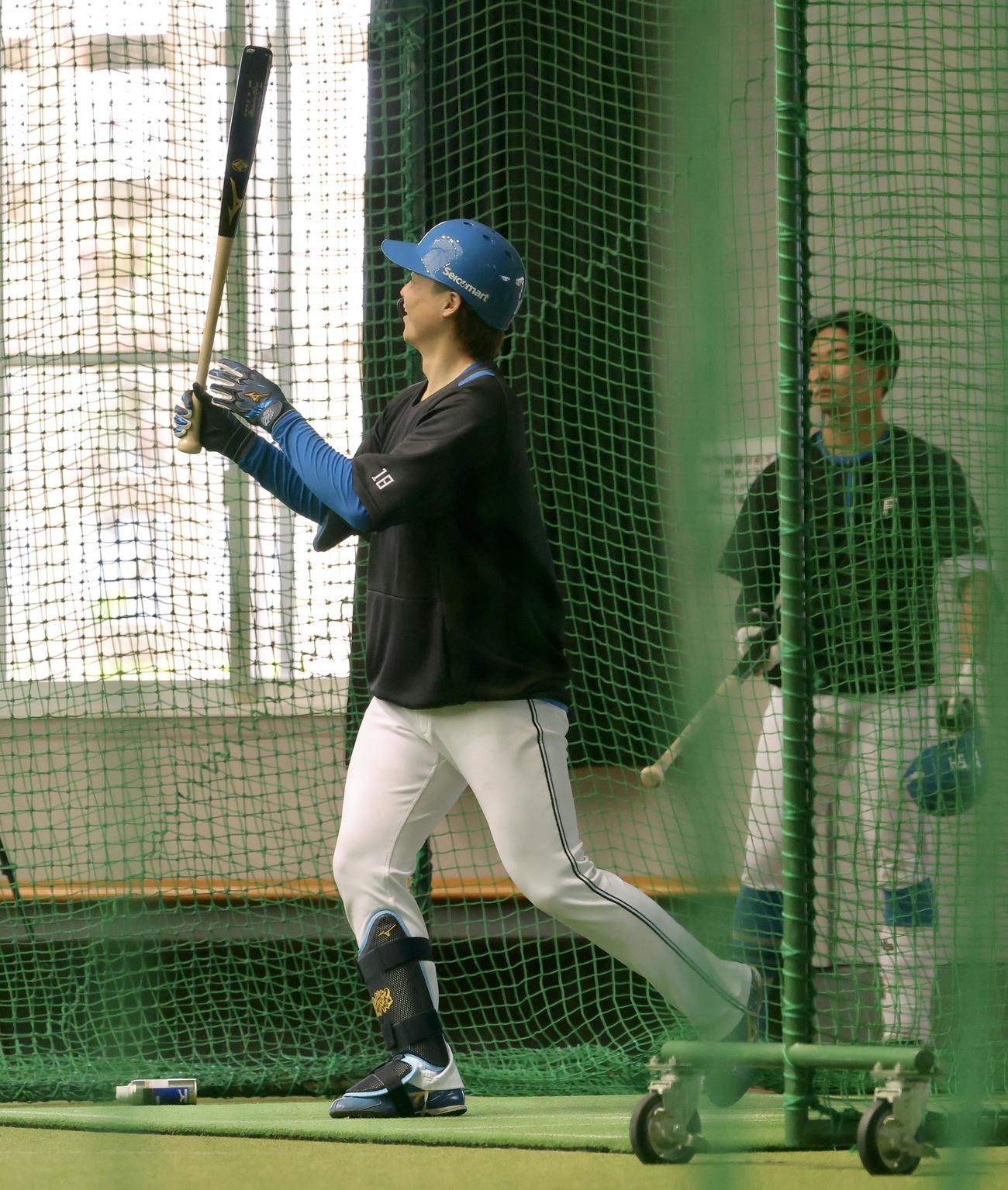室内打撃練習で、折れたバットを見つめる日本ハム山崎（撮影・河田真司）
