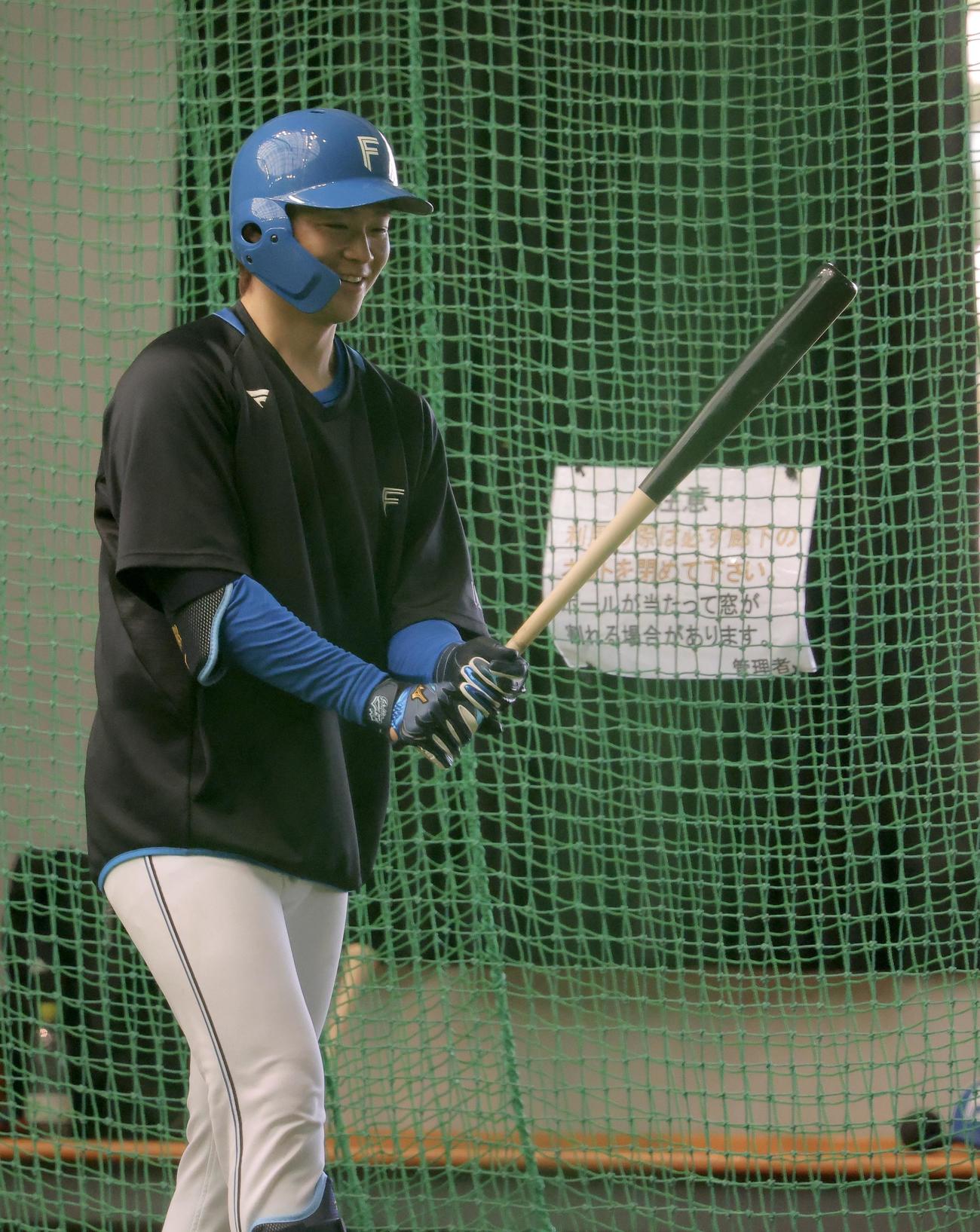 室内打撃練習に臨む日本ハム山崎（撮影・河田真司）