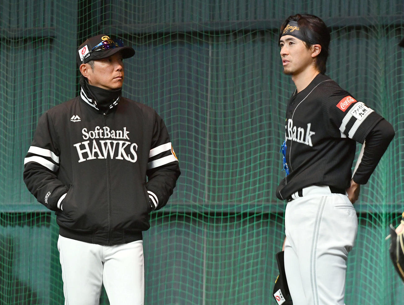 ブルペンで投球を終えたソフトバンク上沢（右）は小久保監督と話す（撮影・岩下翔太）