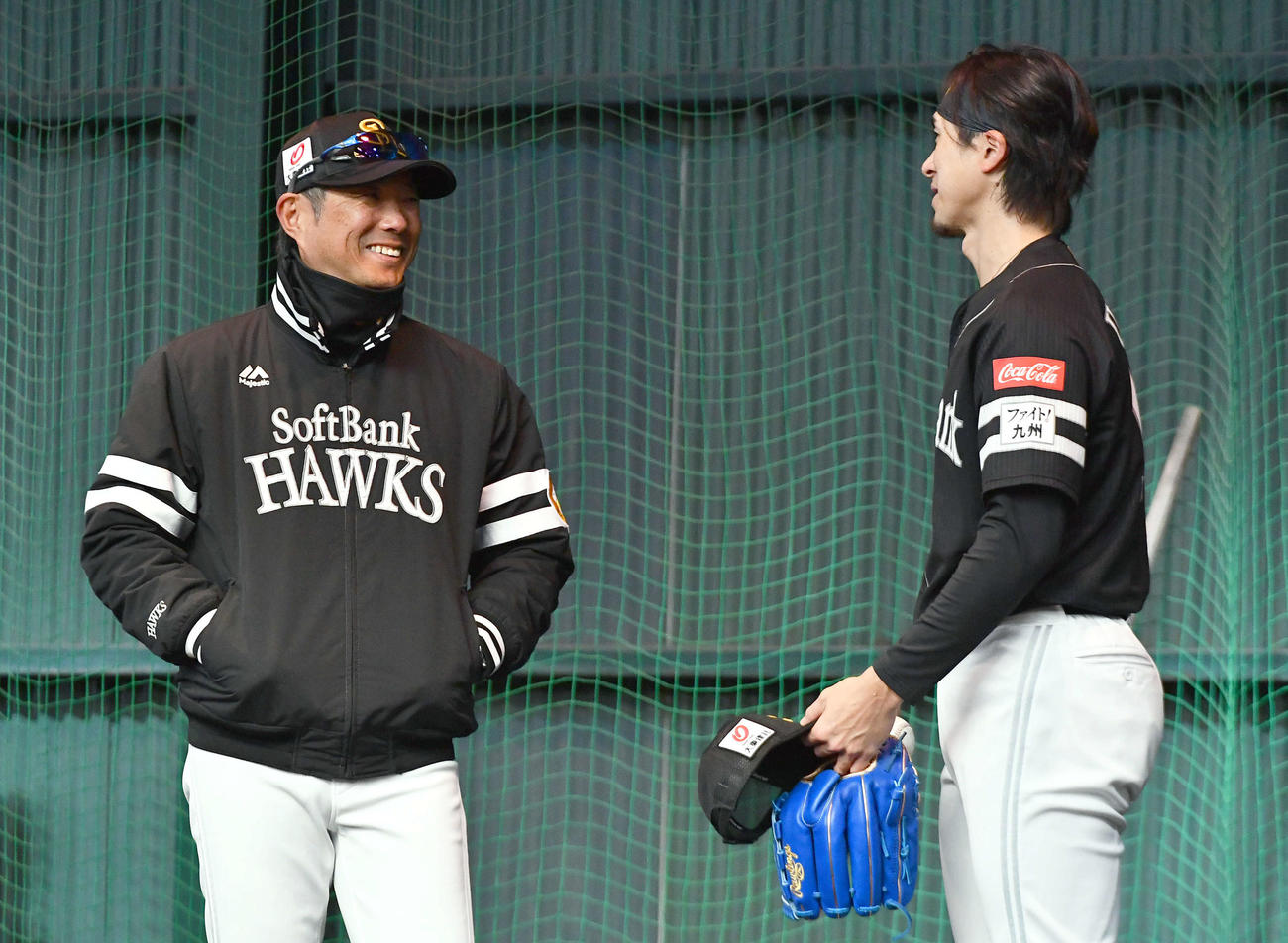 ブルペンで投球を終えた上沢（右）と笑顔で話すソフトバンク小久保監督（撮影・岩下翔太）