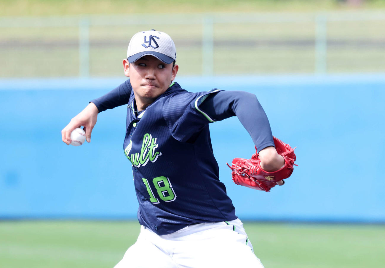 ライブBPで力投するヤクルト奥川（撮影・鈴木正人）