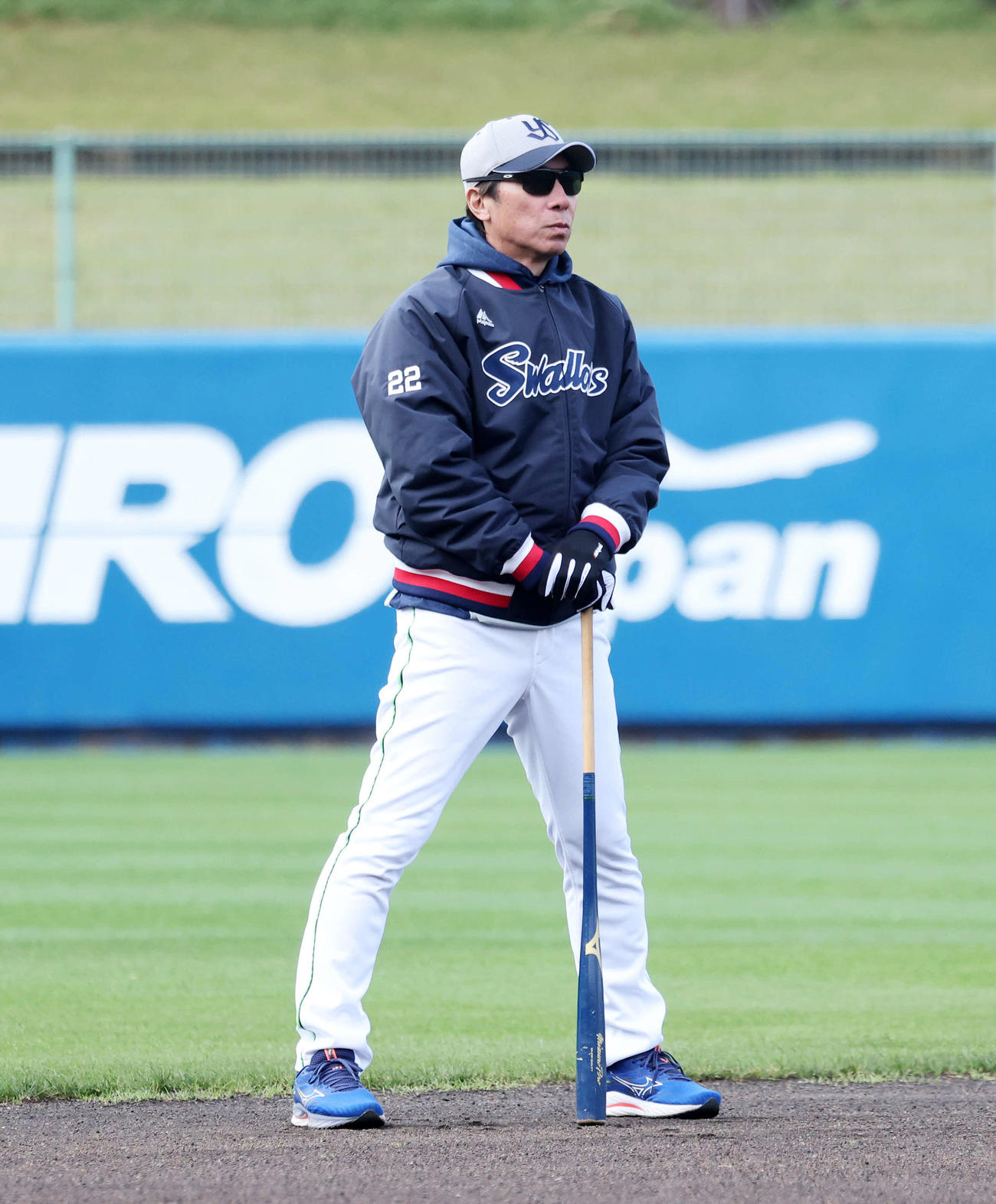 ライブBPを見つめるヤクルト高津監督（撮影・鈴木正人）