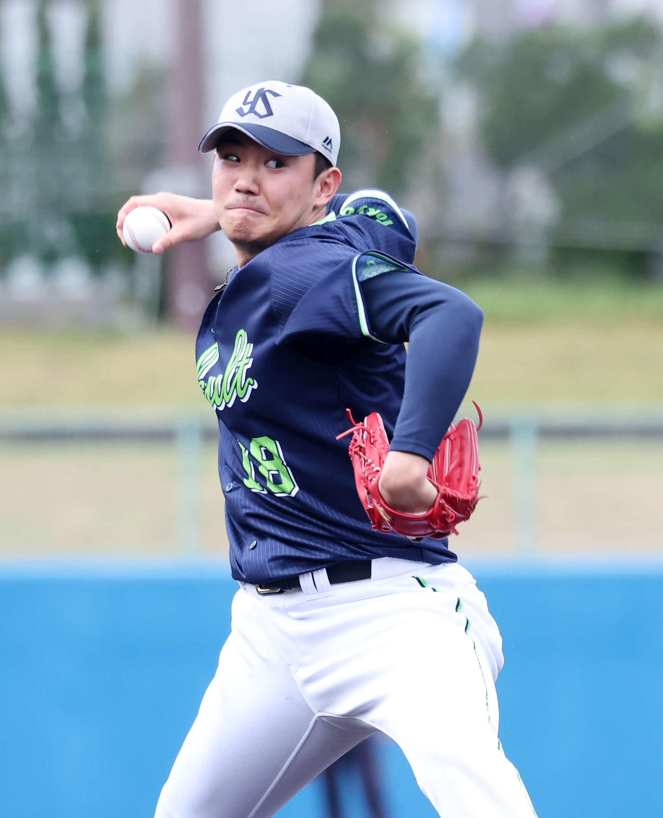 ライブBPで力投するヤクルト奥川（撮影・鈴木正人）