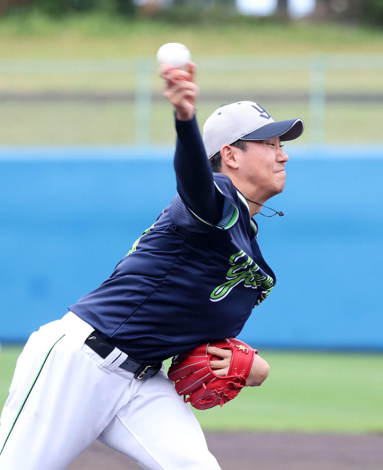 ライブBPで力投するヤクルト奥川（撮影・鈴木正人）