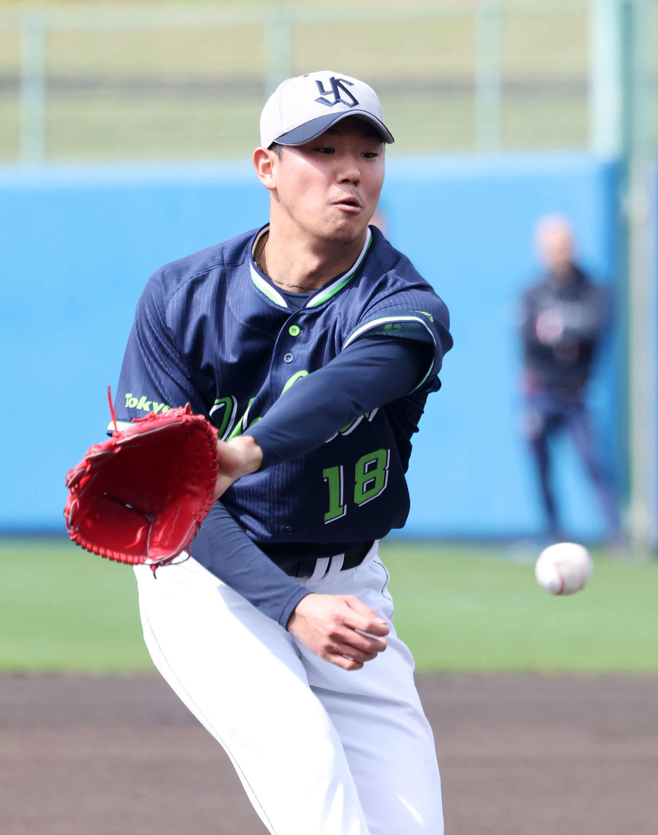 ライブBP中、打球に反応するヤクルト奥川（撮影・鈴木正人）