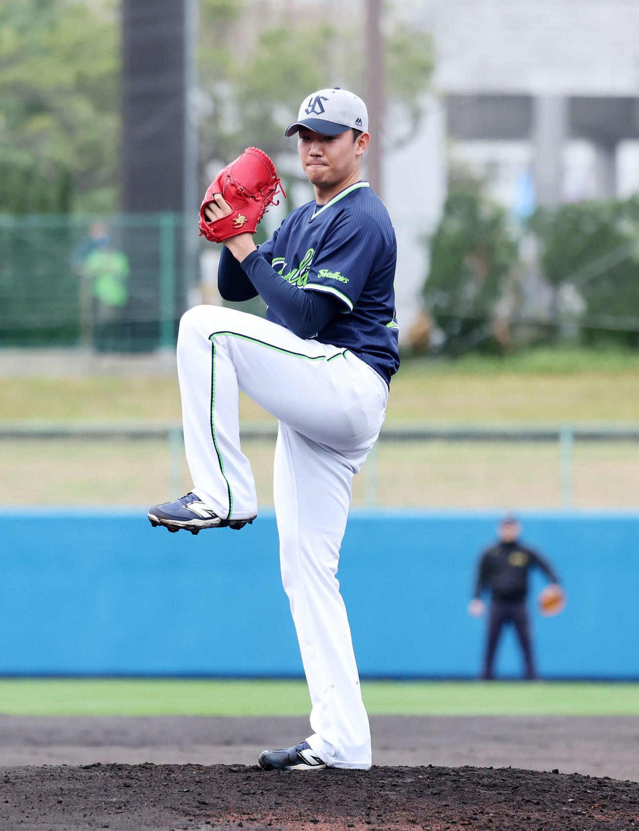 ライブBPで力投するヤクルト奥川（撮影・鈴木正人）
