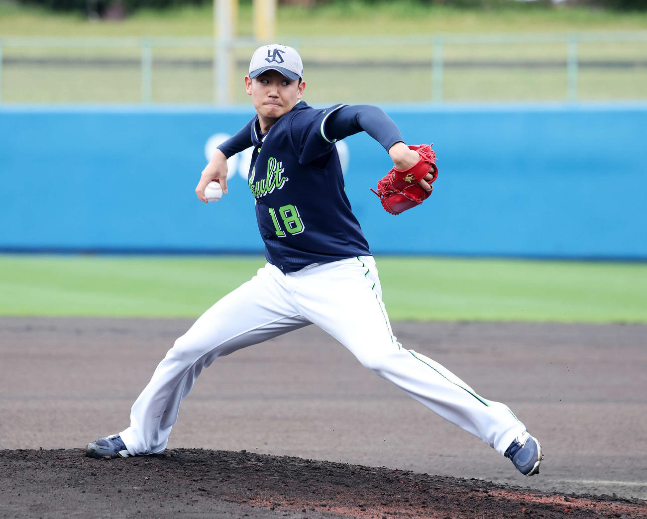 ライブBPで力投するヤクルト奥川（撮影・鈴木正人）