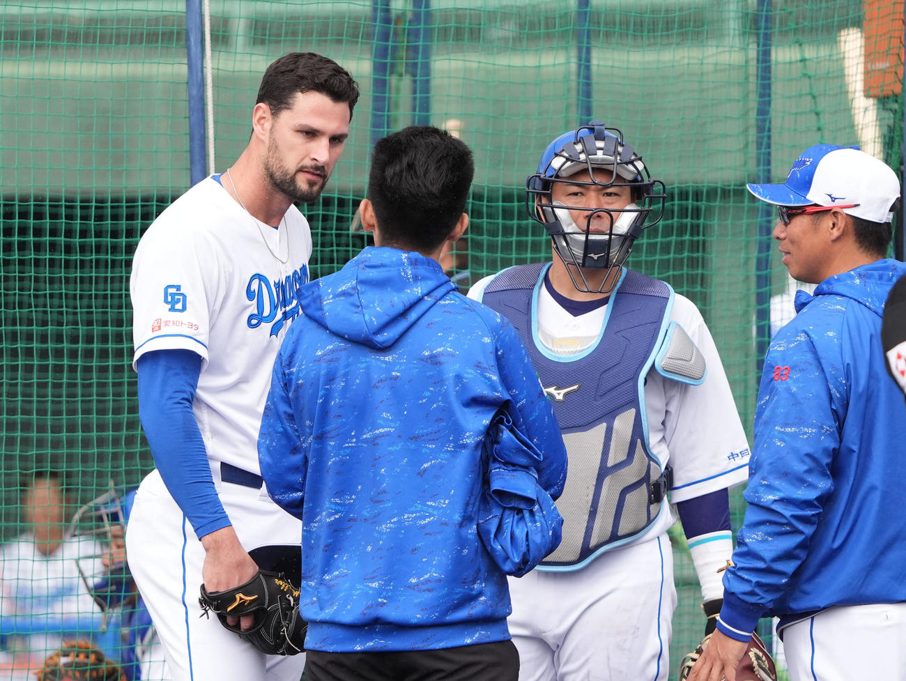 打撃投手に登板後、木下、山井投手コーチらと言葉を交わすマラー（左）（撮影・森本幸一）