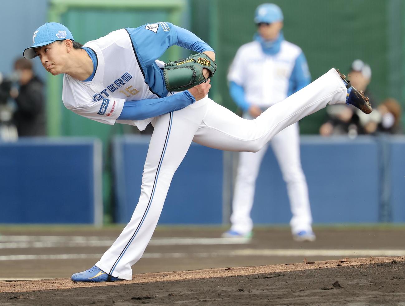 1回表、力投する日本ハム達（撮影・河田真司）