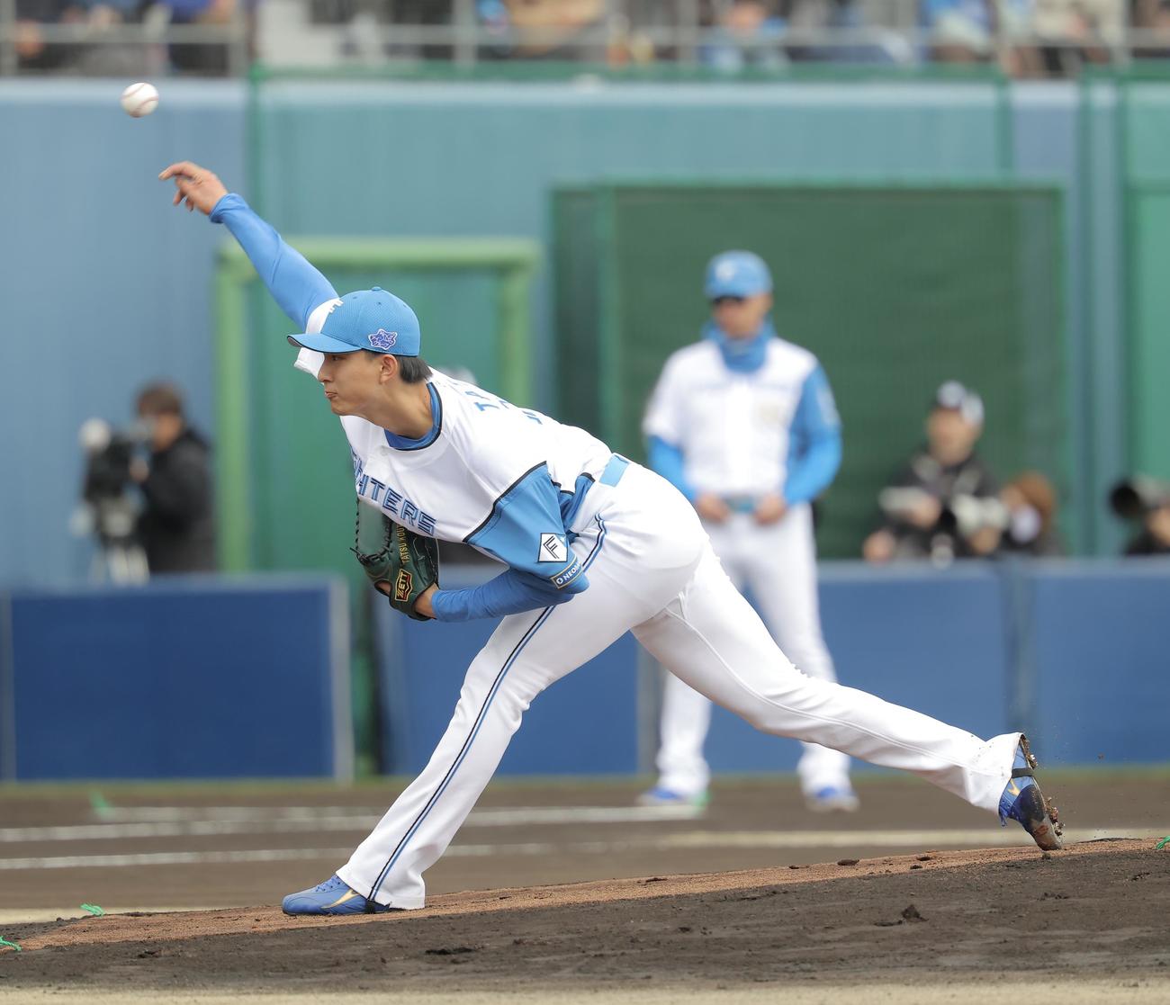 1回表、力投する日本ハム達（撮影・河田真司）
