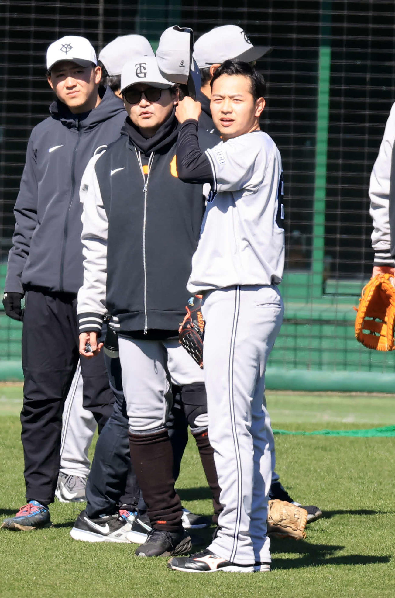 キャンプ8日目、シート打撃登板後、巨人石川（右）は杉内コーチと話す（撮影・浅見桂子）