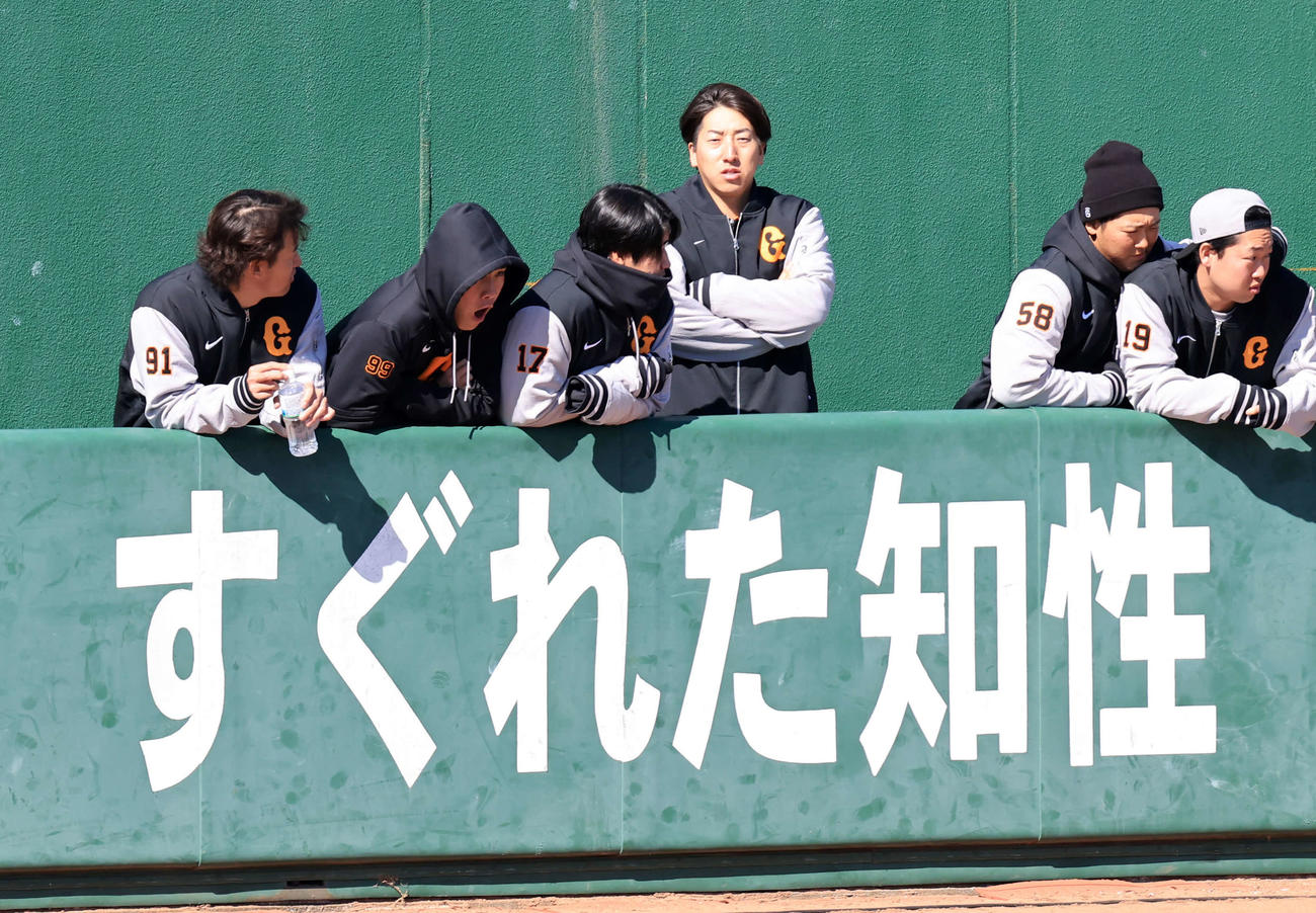 キャンプ8日目、シート打撃を一塁カメラマン席から厳しい表情で見る巨人大勢（中央）ら（撮影・浅見桂子）