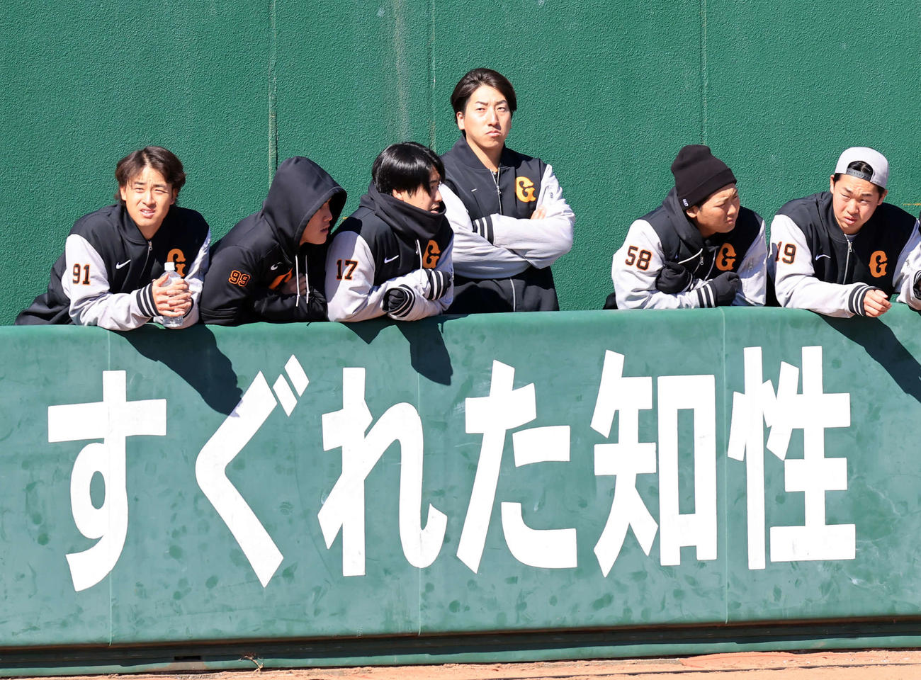 キャンプ8日目、シート打撃を一塁カメラマン席から厳しい表情で見る巨人大勢（中央）ら（撮影・浅見桂子）