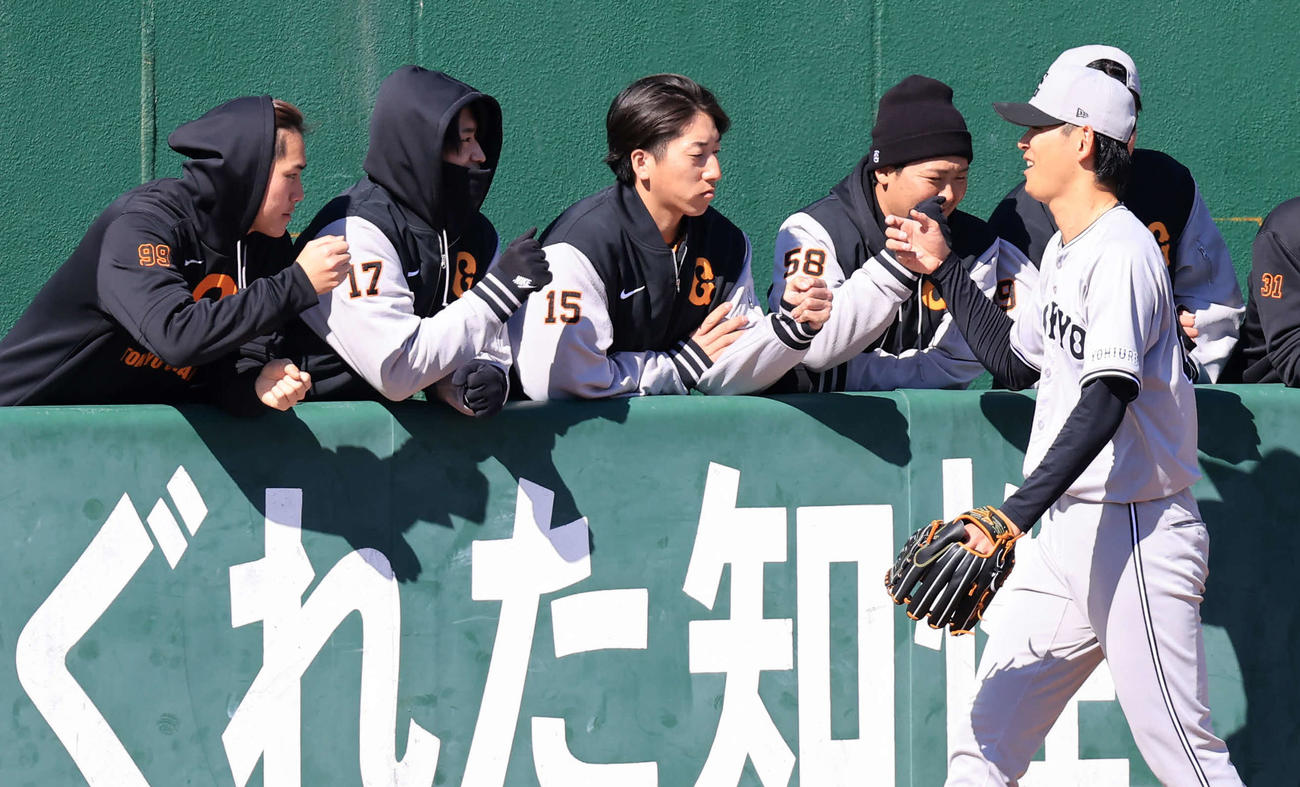 キャンプ8日目、シート打撃の登板を終えた巨人泉（手前）をグータッチで迎える大勢（中央）ら（撮影・浅見桂子）