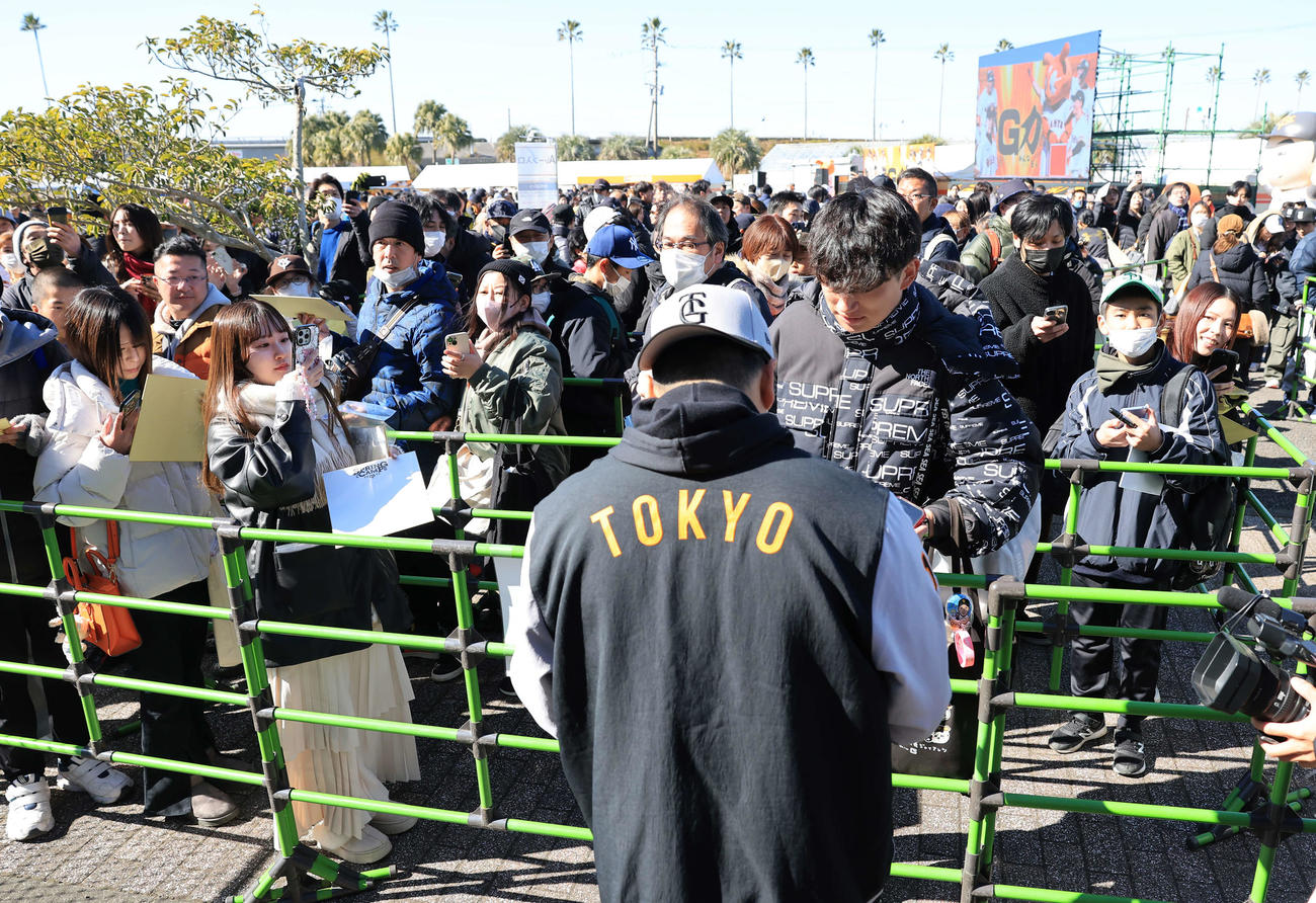 キャンプ8日目、サイン会で大勢のファンにサインする巨人田中将（撮影・浅見桂子）
