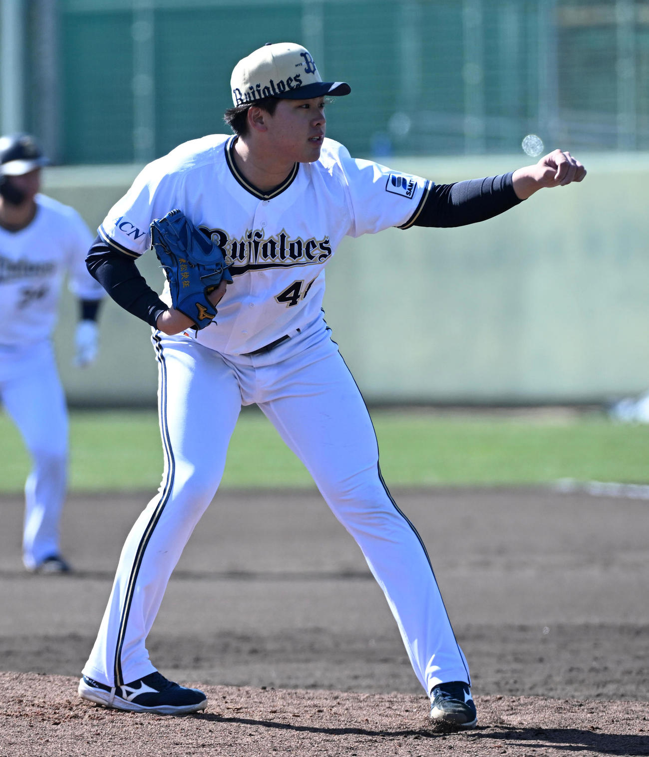 ライブBPで投球するオリックス東松（撮影・前岡正明）